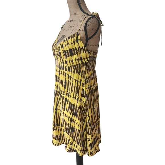NWT Alice + Olivia Yellow Tie Die Black Sweetheart Ruched Mini Sundress - 12 - Picture 4 of 10